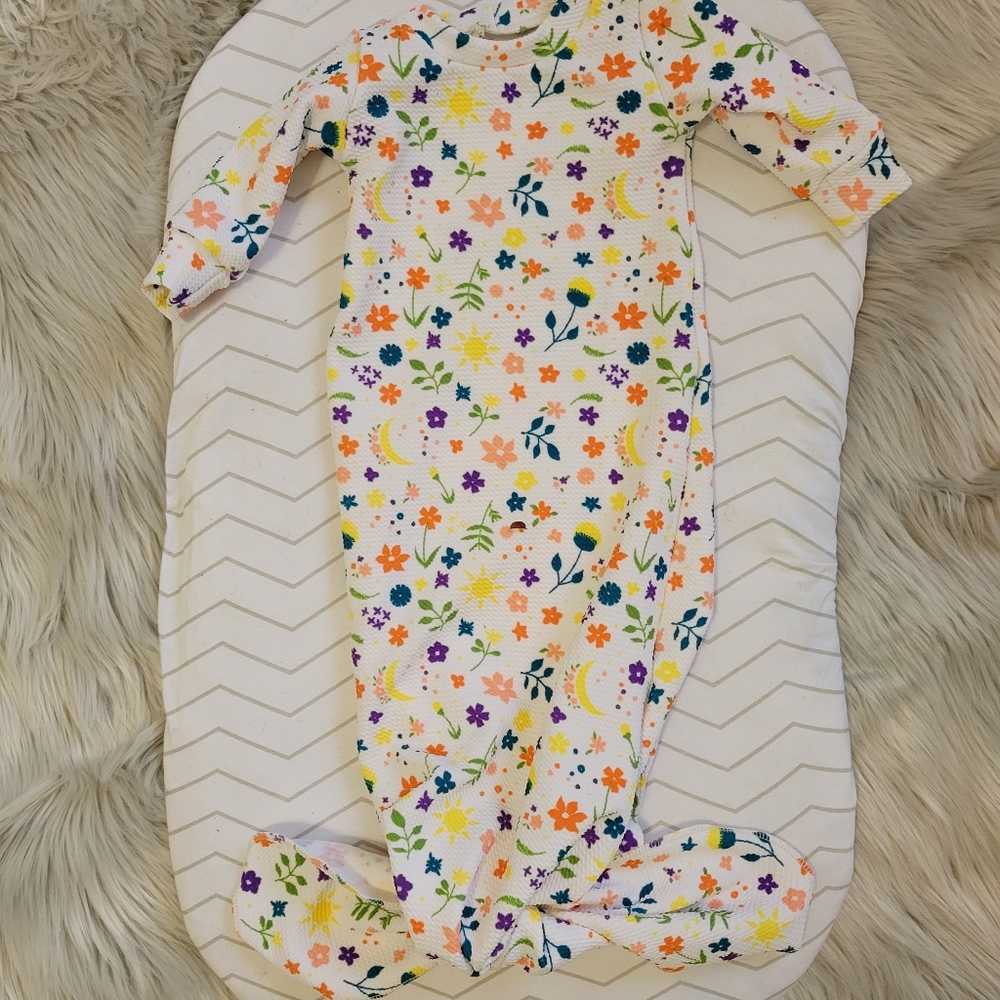 Knotted baby gown with matching hat and bow - Picture 2 of 4